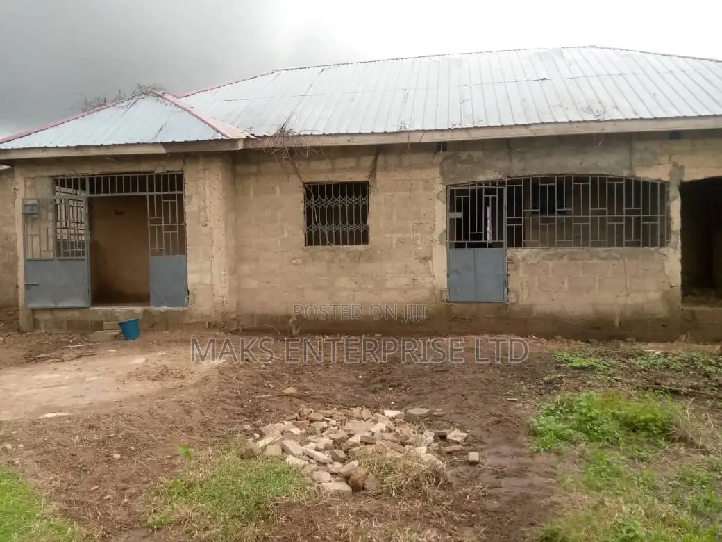 1 Chamber and Hall Self-Contained, 2 Single Room Self-Contained