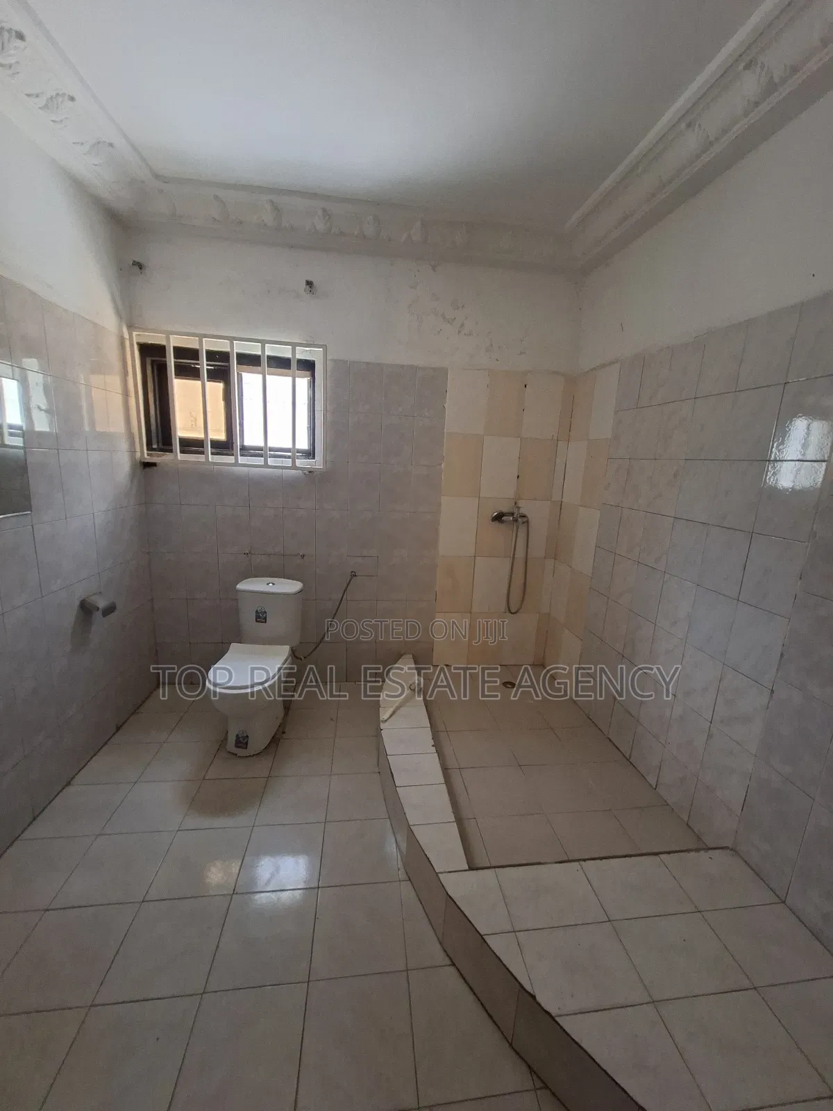 5bdrm Duplex in West Legon ,,, Medifem Area for rent