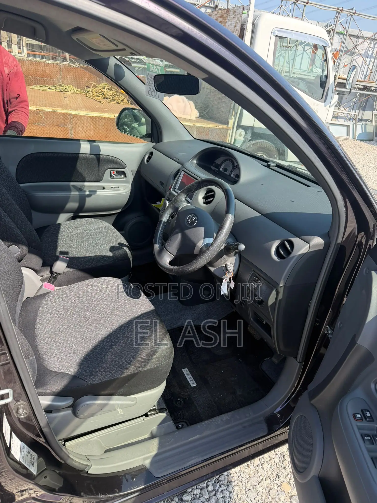 Toyota Sienta 1.5 AWD 2013 Maroon