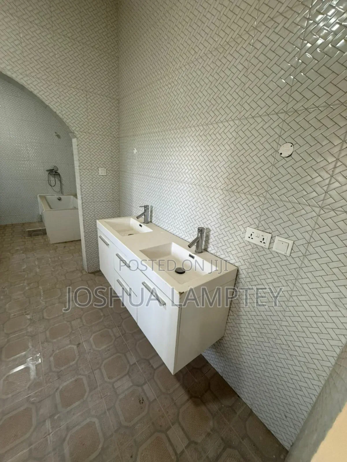 5bdrm House in Weija Old Barrier for sale