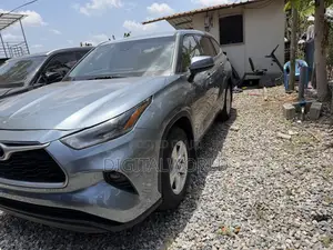 Toyota Highlander LE AWD 2020 Blue