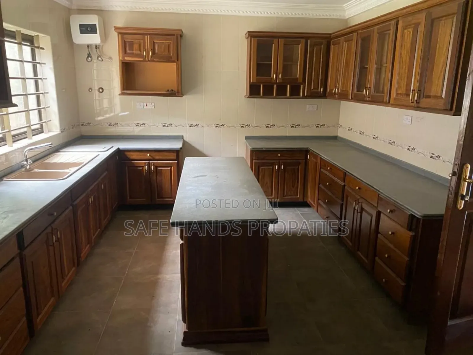5bdrm Duplex in Accra Metropolitan for rent