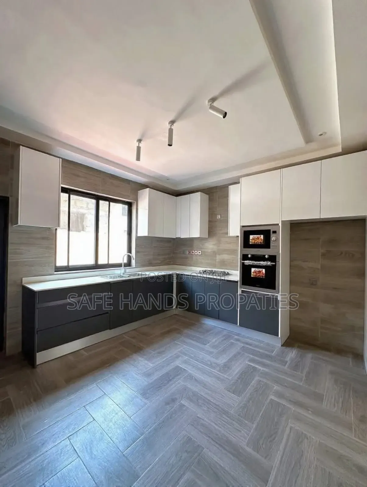 4bdrm Duplex in Accra Metropolitan for sale