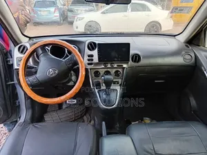 Toyota Matrix Hatchback AWD (1.8L 4cyl 4A) 2006 Gray