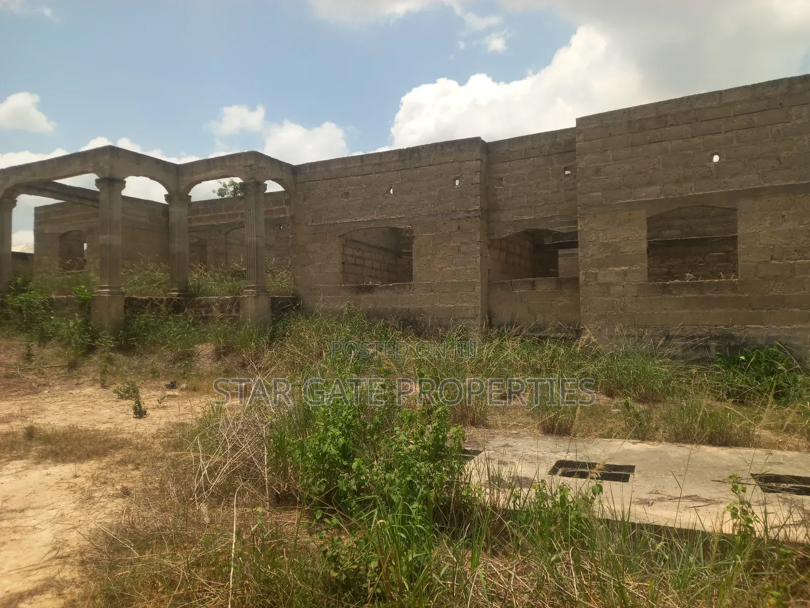 8 Bedrooms House for Sale at Offinso ( Near the Training College)