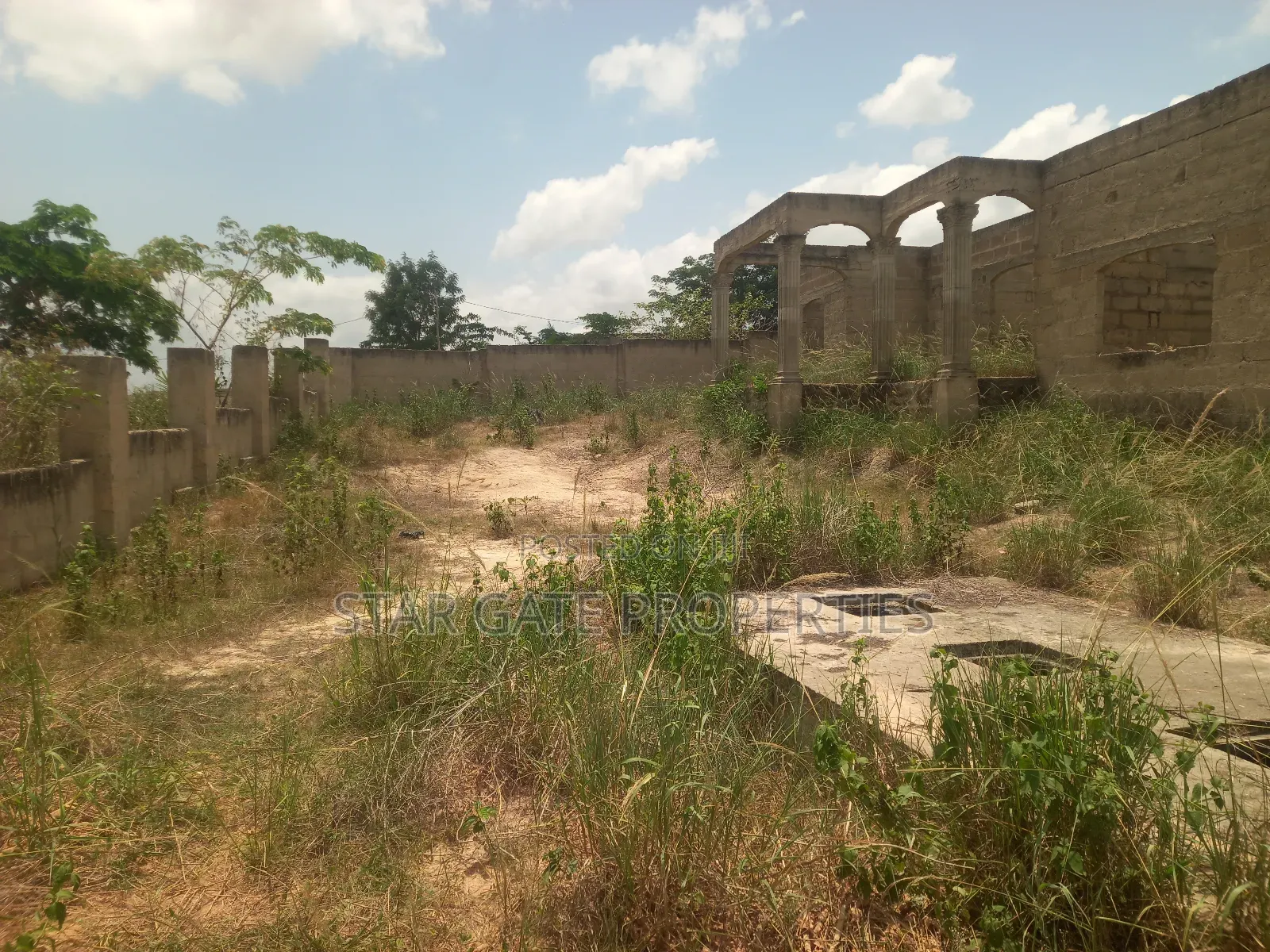 8 Bedrooms House for Sale at Offinso ( Near the Training College)