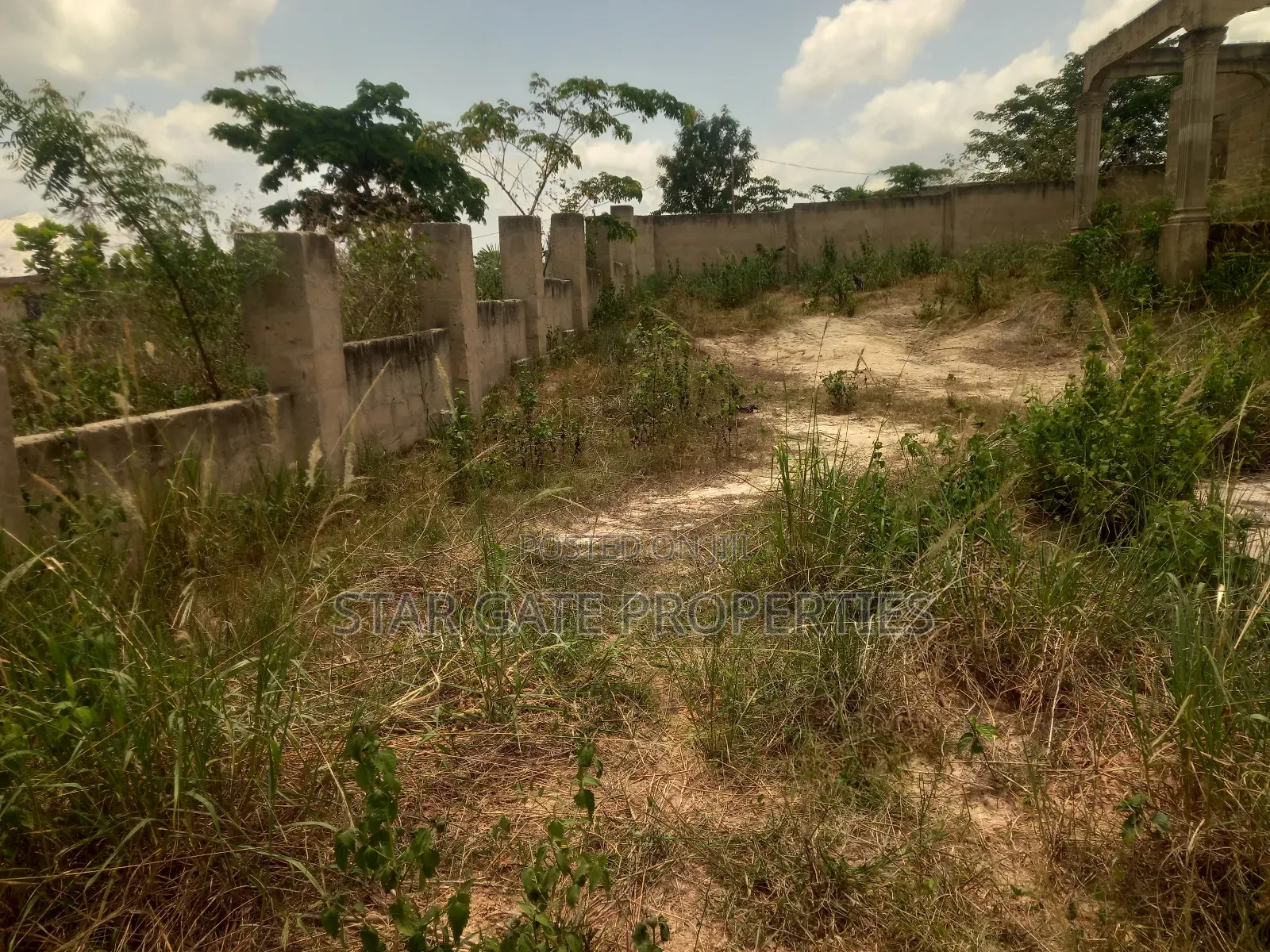 8 Bedrooms House for Sale at Offinso ( Near the Training College)