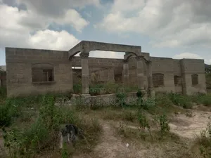 8 Bedrooms House for Sale at Offinso ( Near the Training College)
