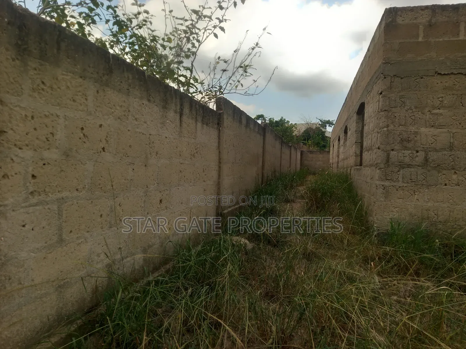 8 Bedrooms House for Sale at Offinso ( Near the Training College)