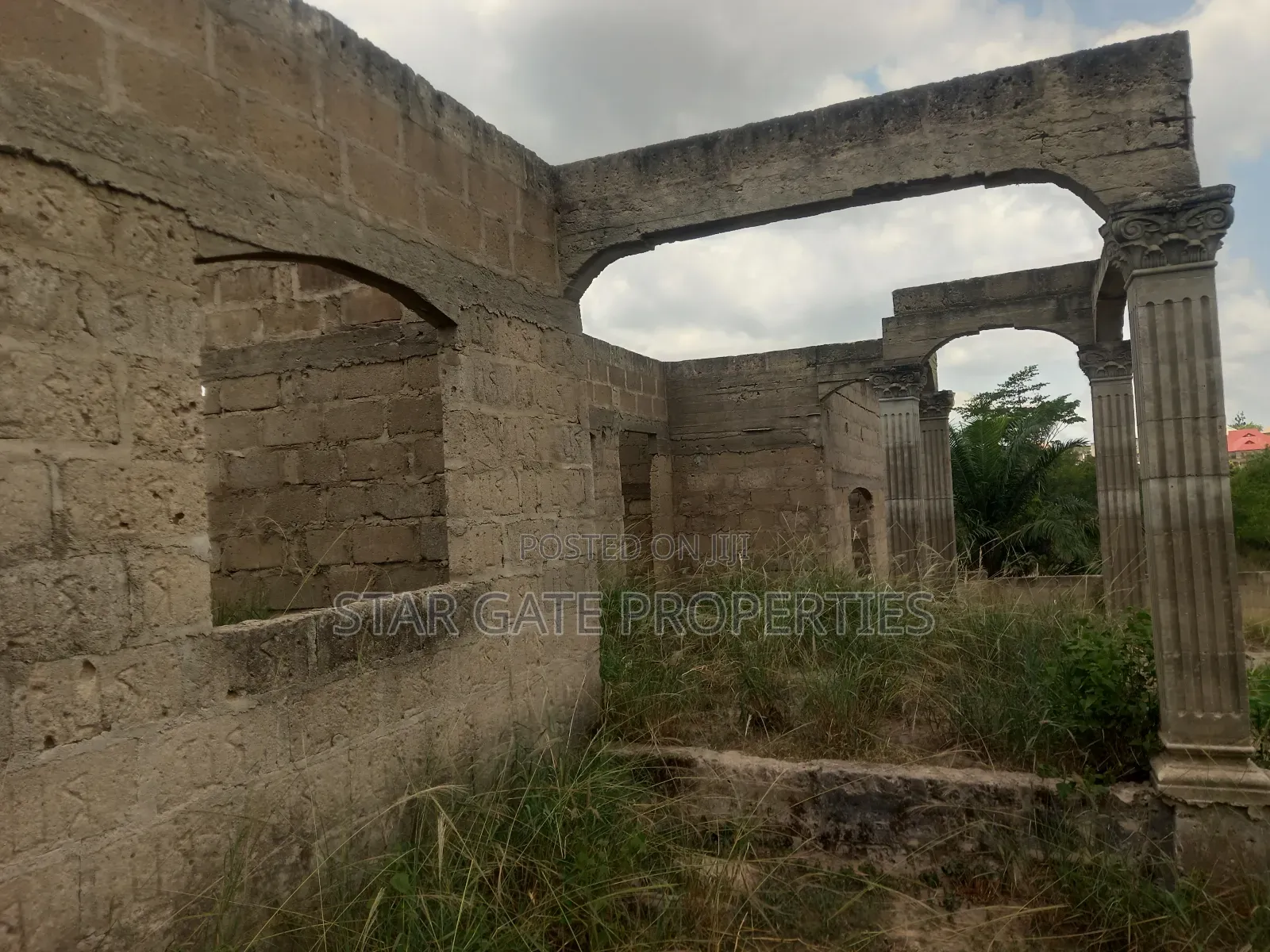 8 Bedrooms House for Sale at Offinso ( Near the Training College)