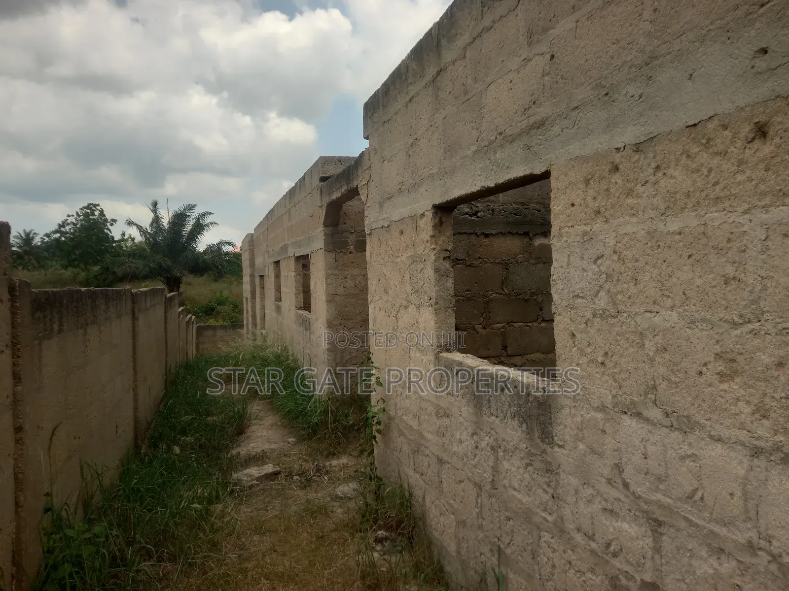 8 Bedrooms House for Sale at Offinso ( Near the Training College)
