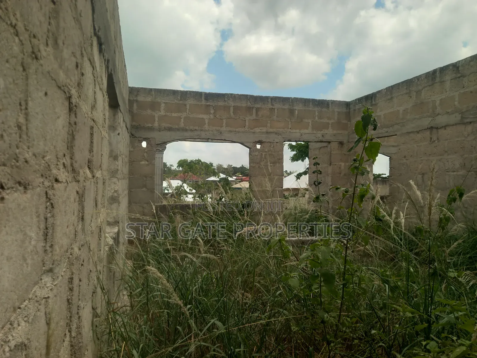 8 Bedrooms House for Sale at Offinso ( Near the Training College)