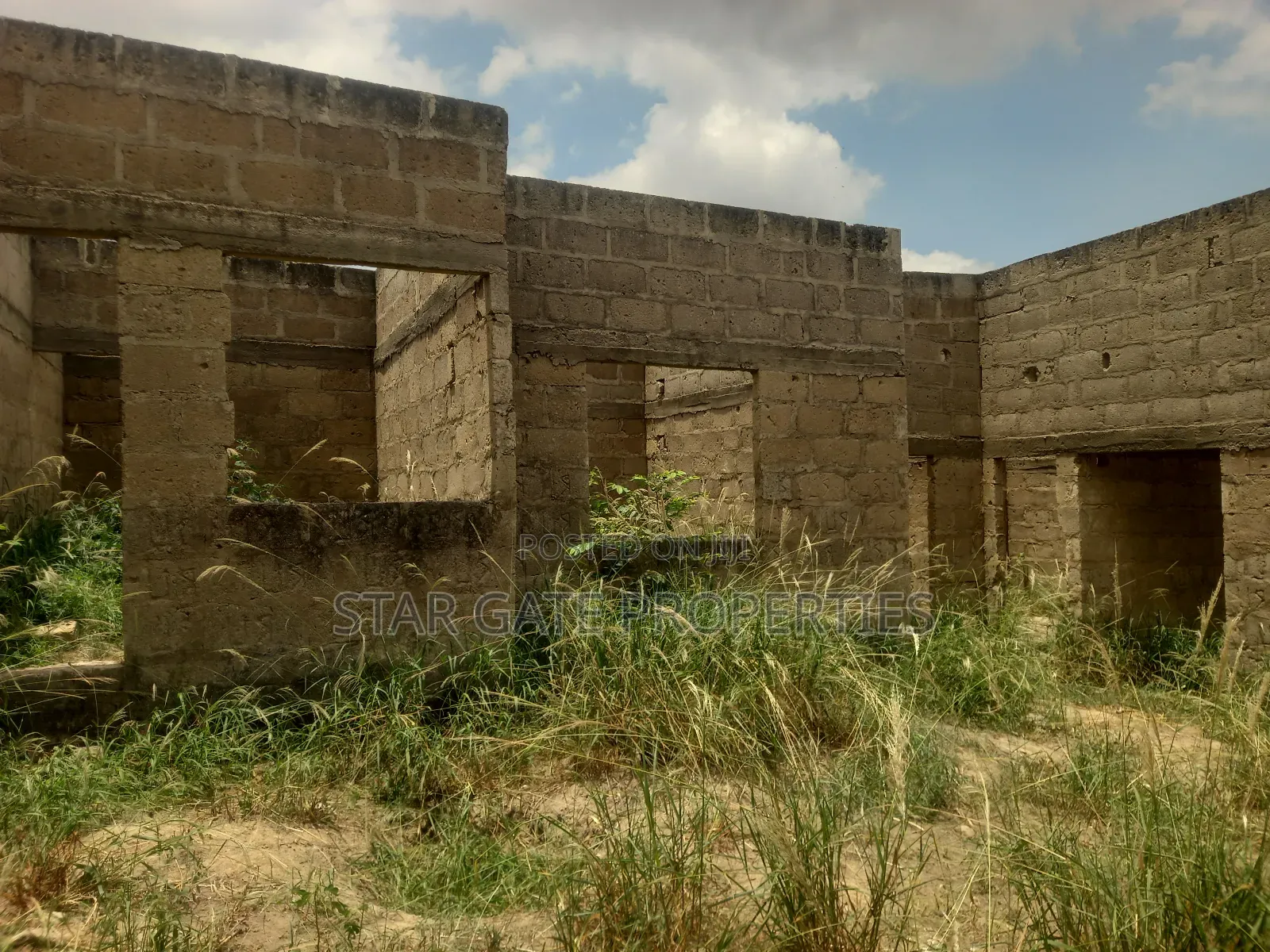 8 Bedrooms House for Sale at Offinso ( Near the Training College)