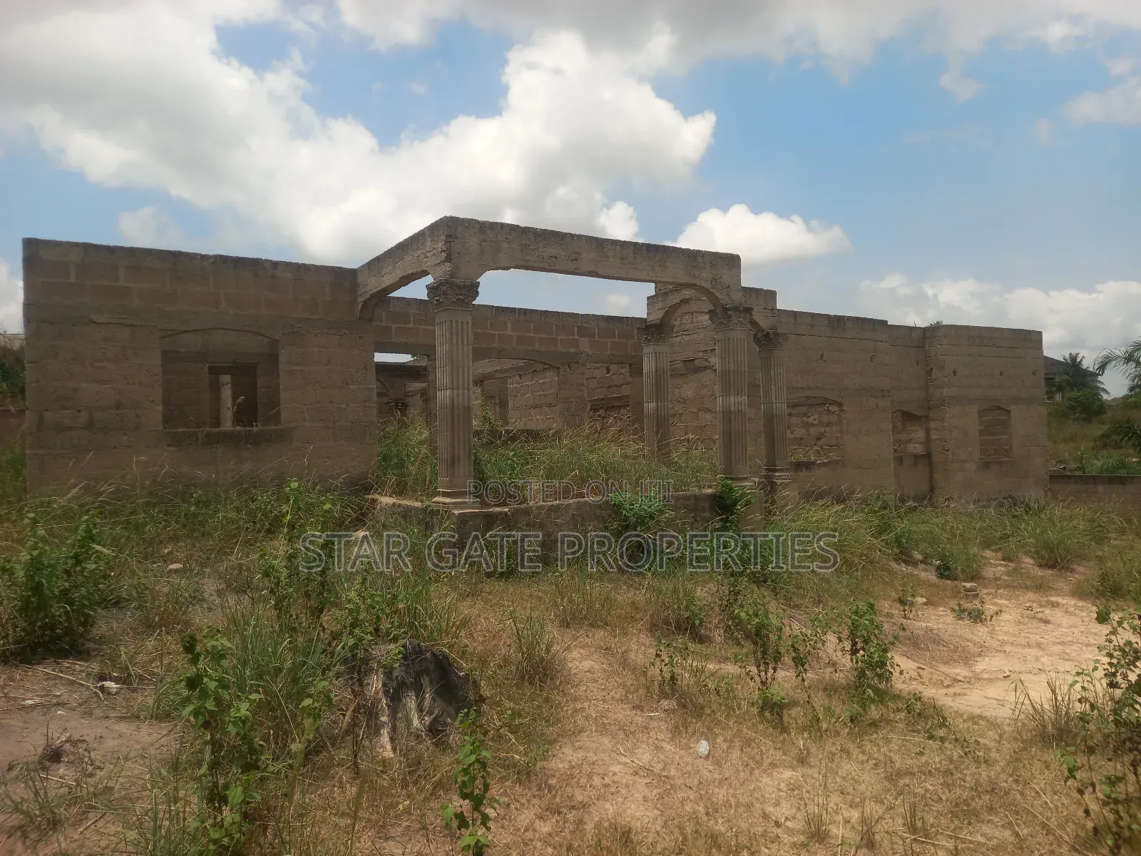 8 Bedrooms House for Sale at Offinso ( Near the Training College)