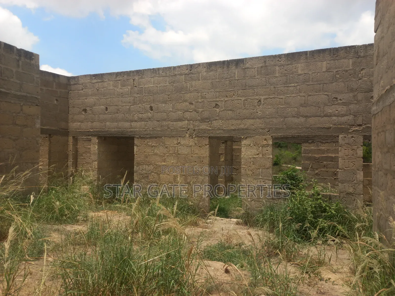 8 Bedrooms House for Sale at Offinso ( Near the Training College)