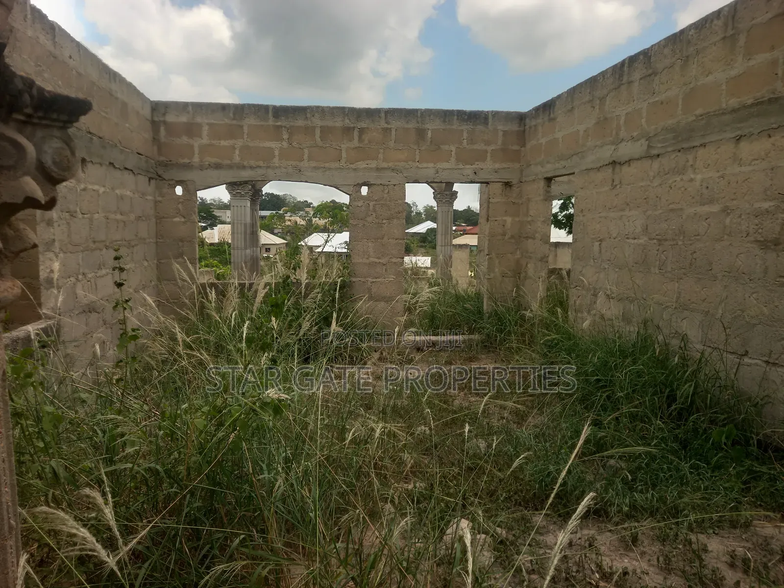 8 Bedrooms House for Sale at Offinso ( Near the Training College)