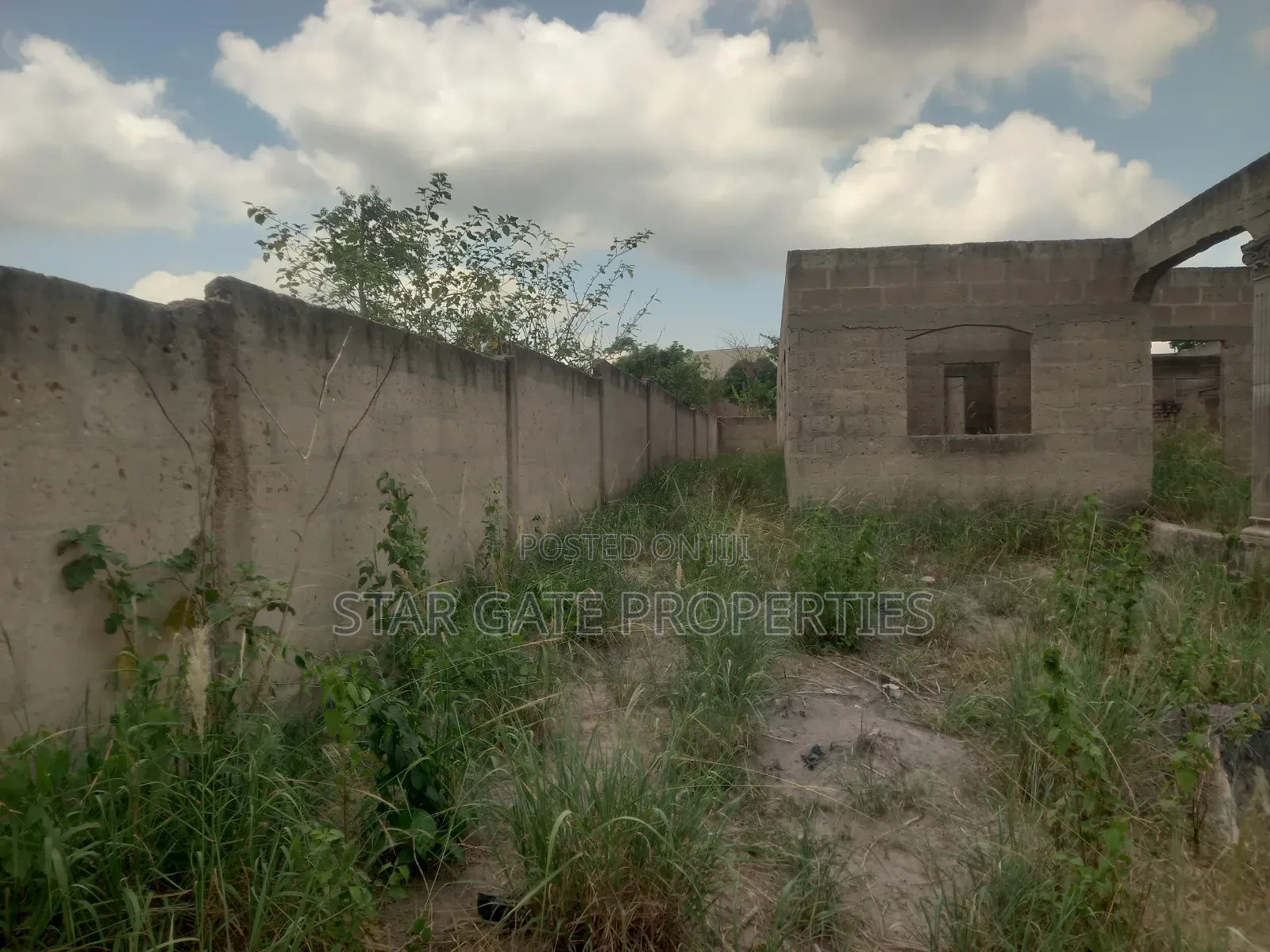 8 Bedrooms House for Sale at Offinso ( Near the Training College)