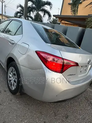Toyota Corolla LE (1.8L 4cyl 2A) 2019 Silver