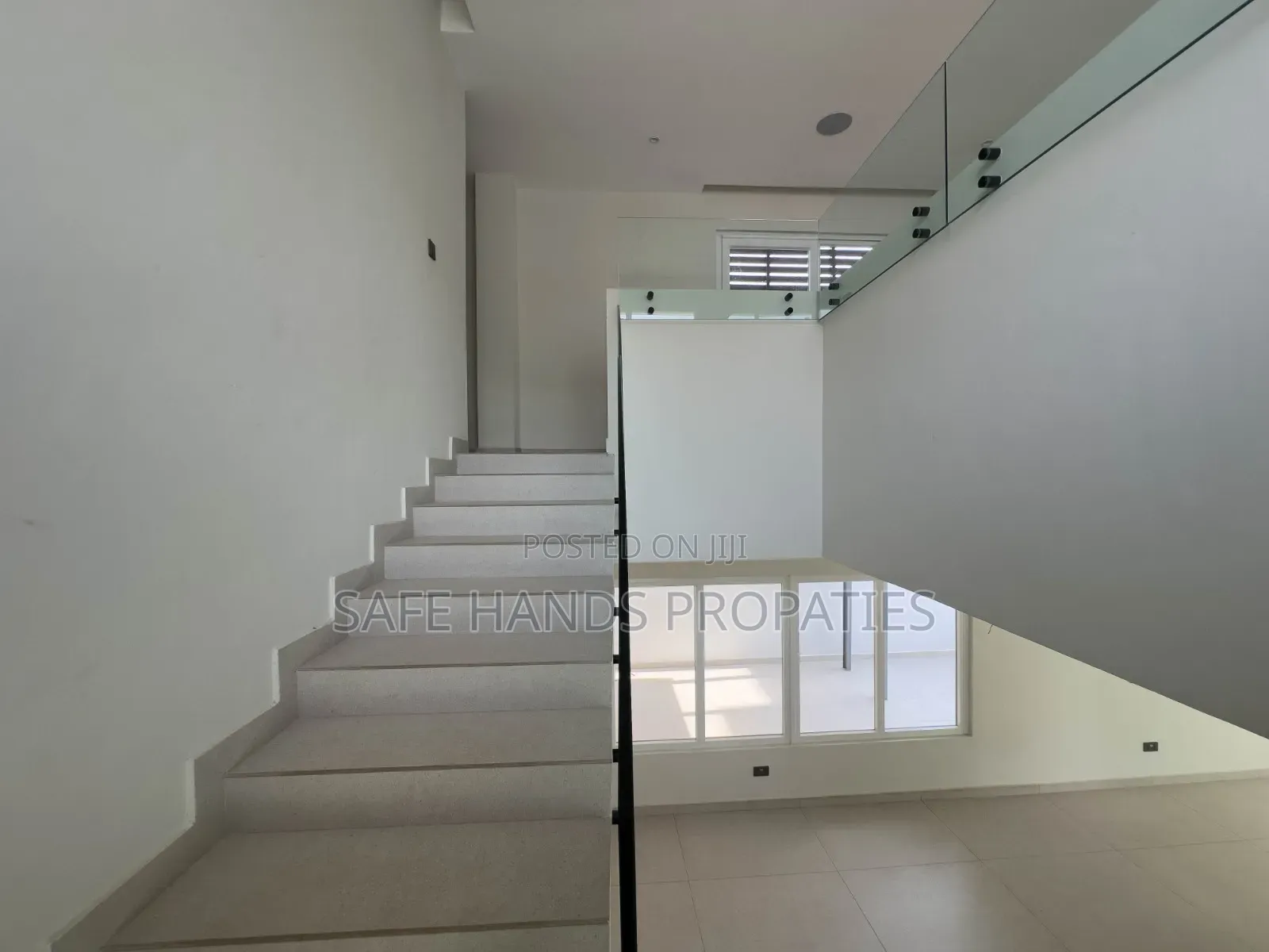5bdrm Duplex in Accra Metropolitan for sale