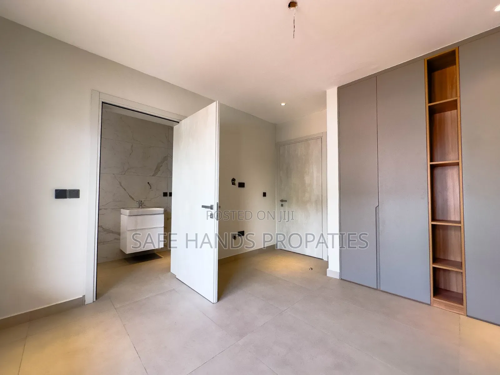 5bdrm Duplex in Accra Metropolitan for sale