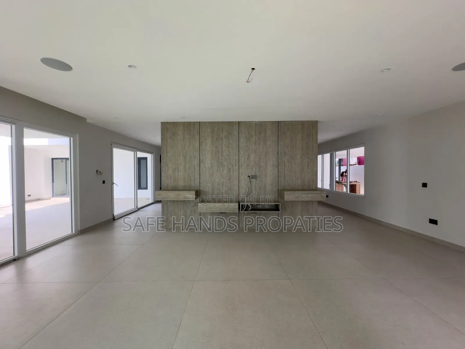 5bdrm Duplex in Accra Metropolitan for sale