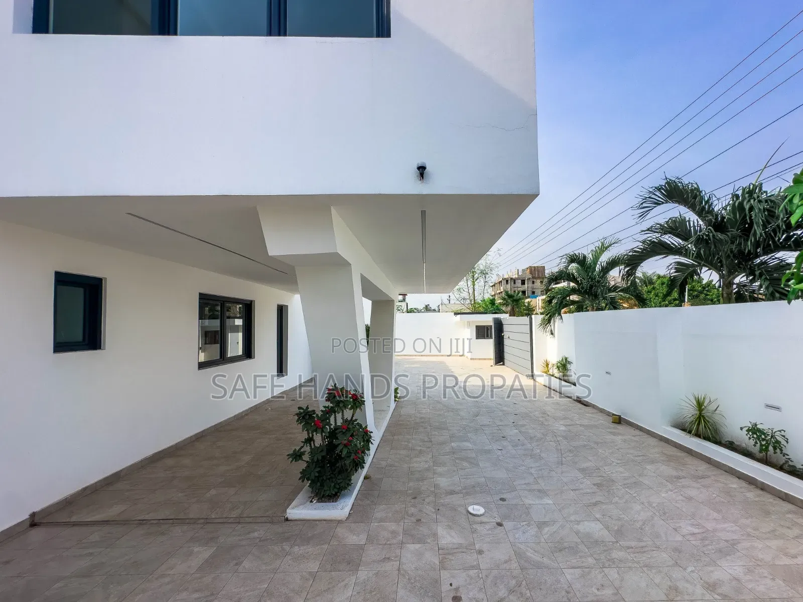 5bdrm Duplex in Accra Metropolitan for sale