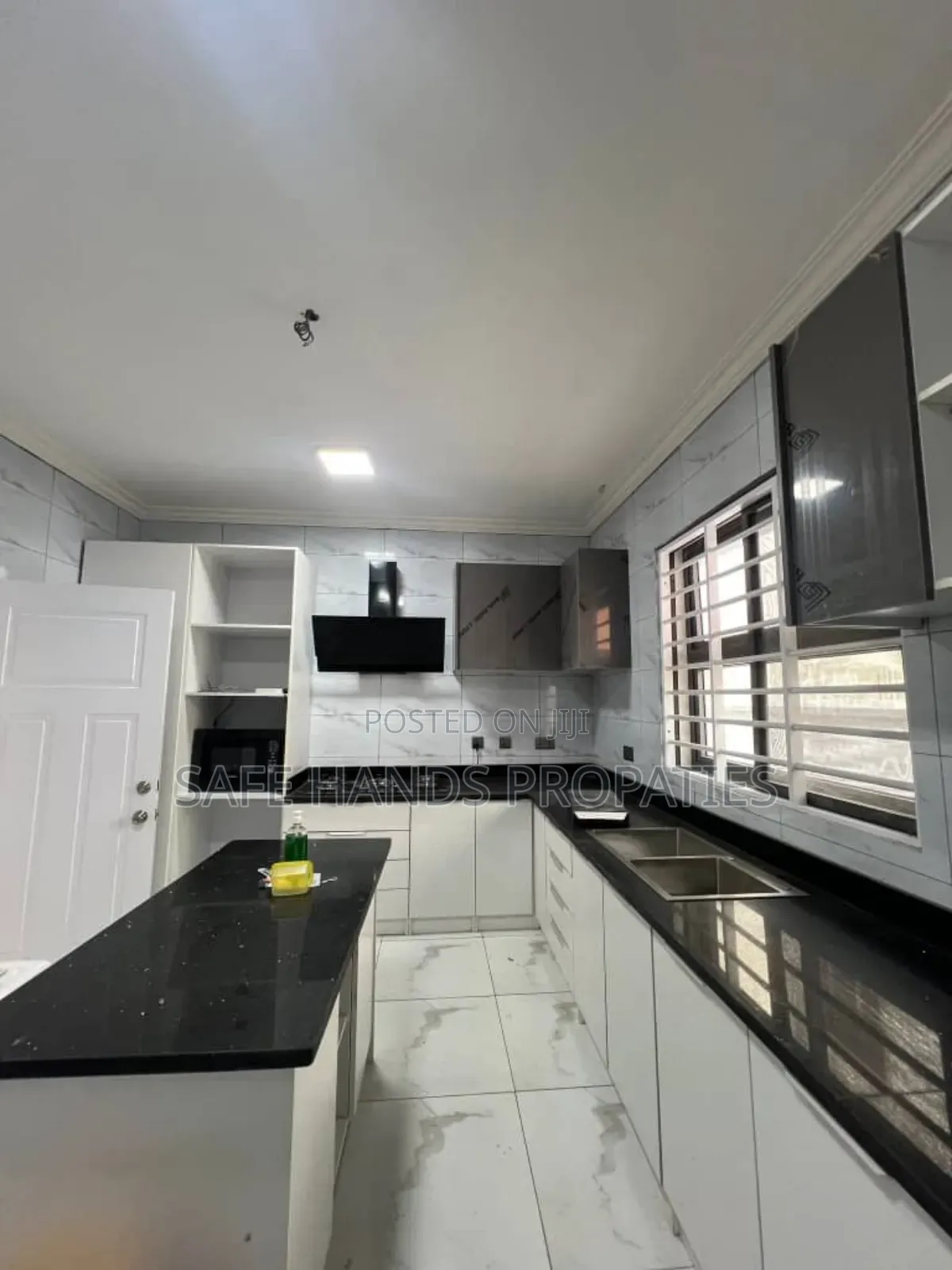 4bdrm Duplex in Accra Metropolitan for sale