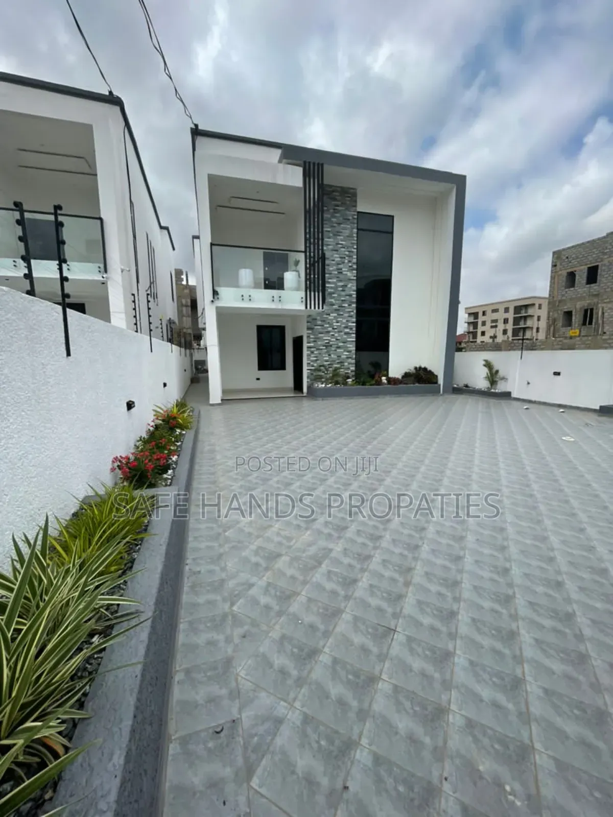 4bdrm Duplex in Accra Metropolitan for sale