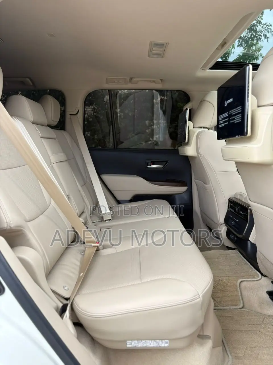 Toyota Land Cruiser LC300 2024 White