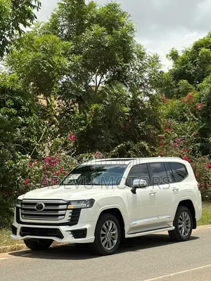 Toyota Land Cruiser LC300 2024 White