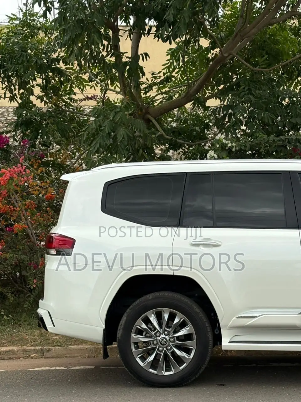 Toyota Land Cruiser LC300 2024 White