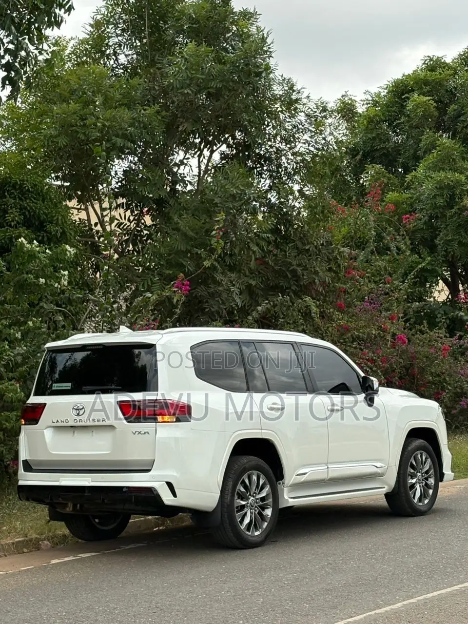 Toyota Land Cruiser LC300 2024 White