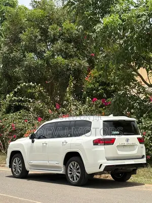 Toyota Land Cruiser LC300 2024 White