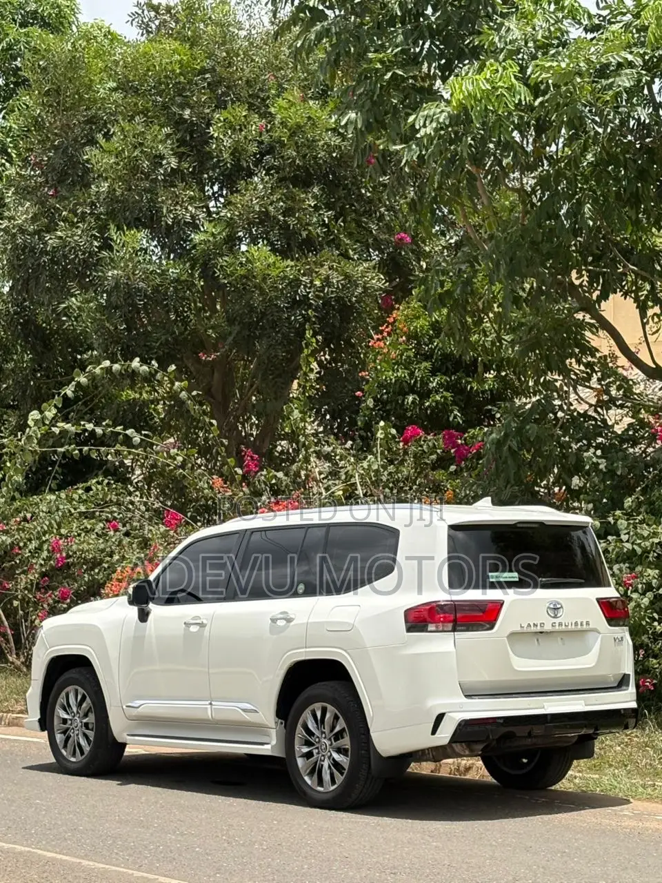 Toyota Land Cruiser LC300 2024 White