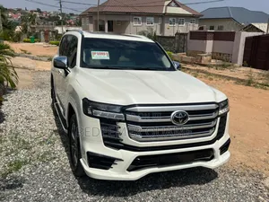 Toyota Land Cruiser LC300 2024 White
