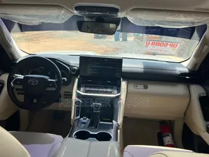 Toyota Land Cruiser LC300 2024 White