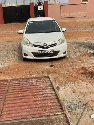 Toyota Vitz 1.3 FWD 5dr 2012 Pearl