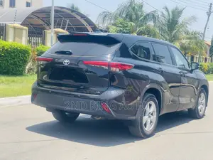 Toyota Highlander LE FWD 2023 Black