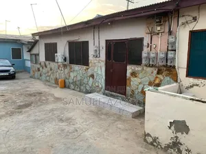 8bdrm House in Dansoman Round About, Accra Metropolitan for sale