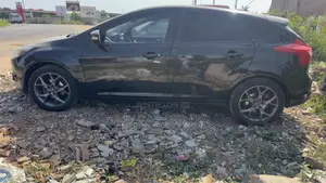 Ford Focus SE Hatchback FWD (2.0L 4cyl 5M) 2012 Black