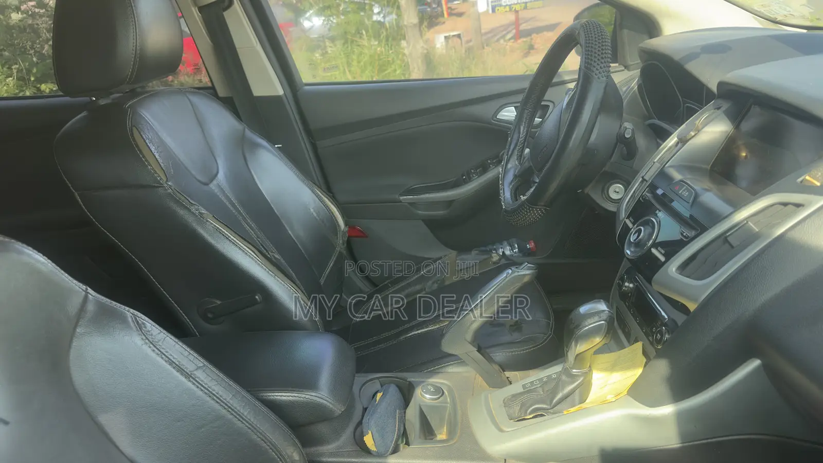 Ford Focus SE Hatchback FWD (2.0L 4cyl 5M) 2012 Black