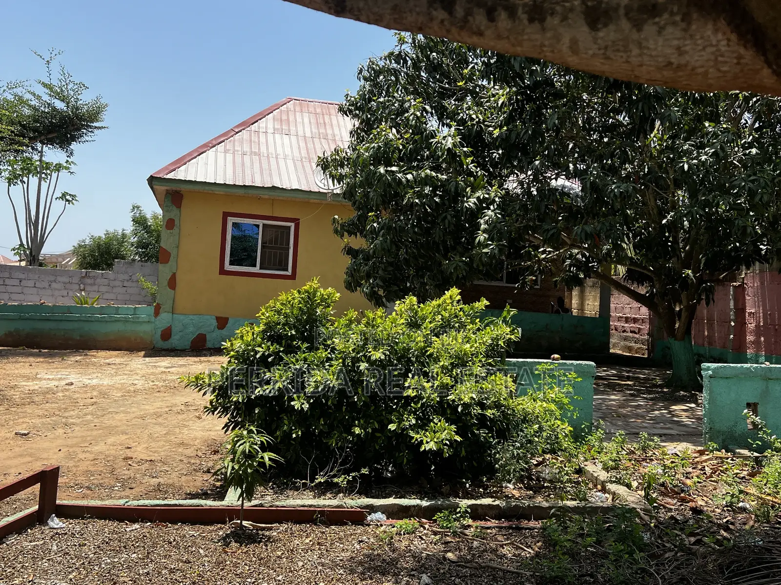 10bdrm House in Accra Metropolitan for sale