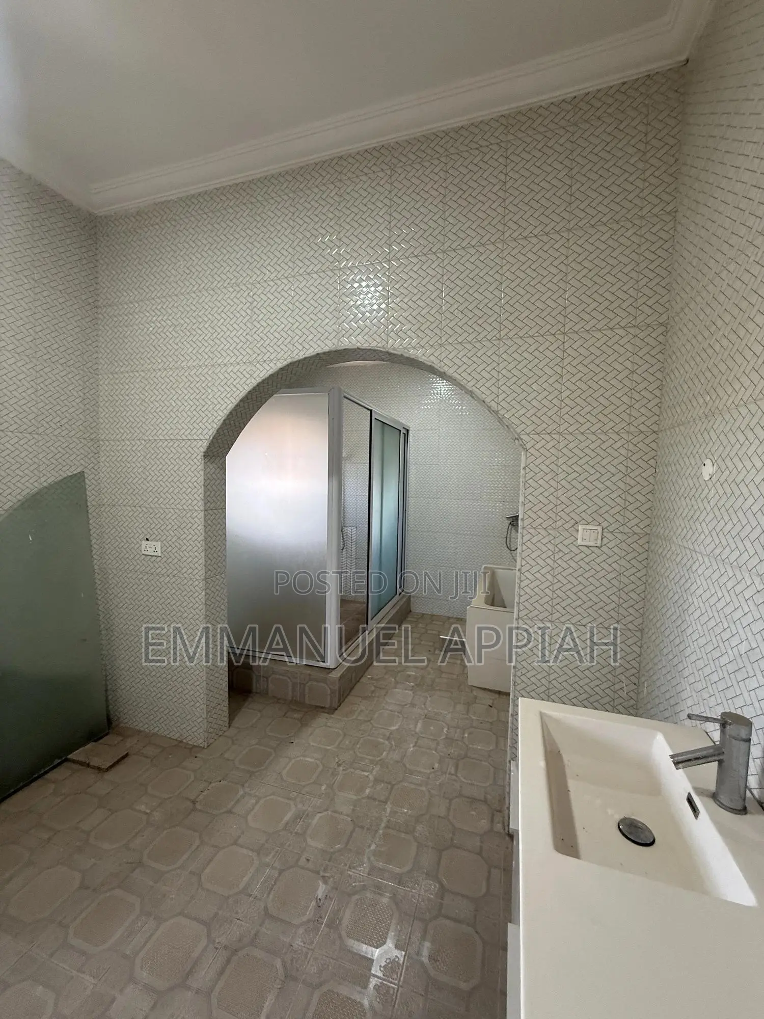 5bdrm House in Old Barrier Scc, Accra Metropolitan for sale