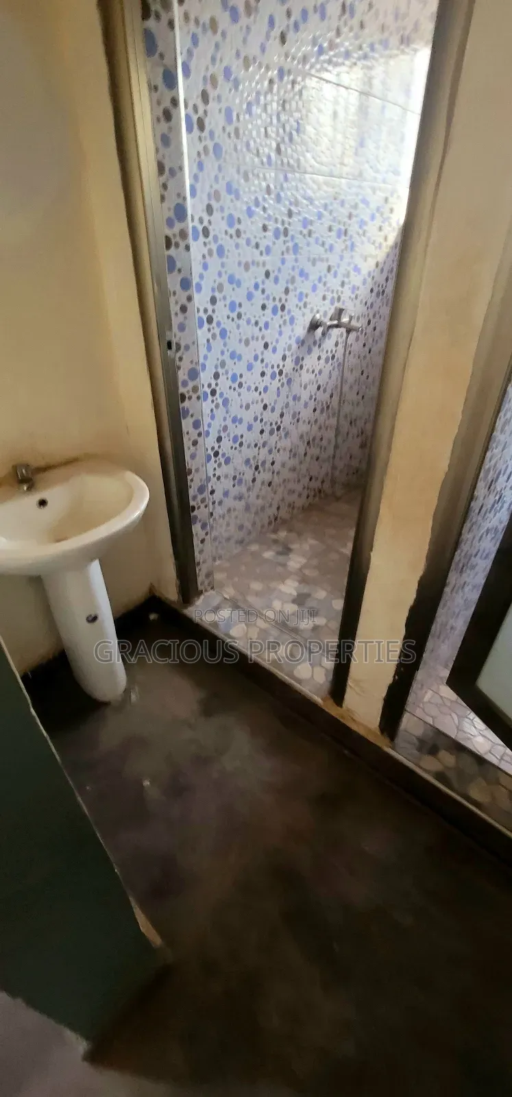 2bdrm Apartment in Gracious Properties, Mallam Junction for rent