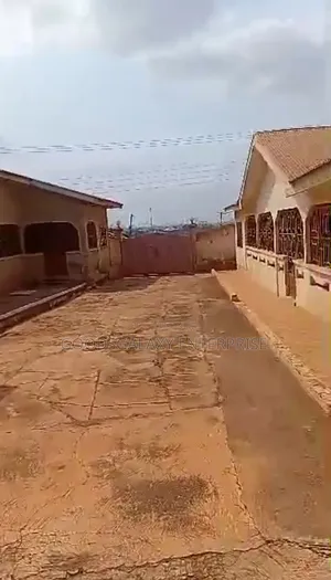 9bdrm House in Kumasi Metropolitan for sale