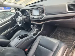Toyota Highlander XLE 4x4 V6 (3.5L 6cyl 8A) 2017 Black