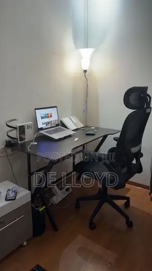 140 Cmtable and Office Chair