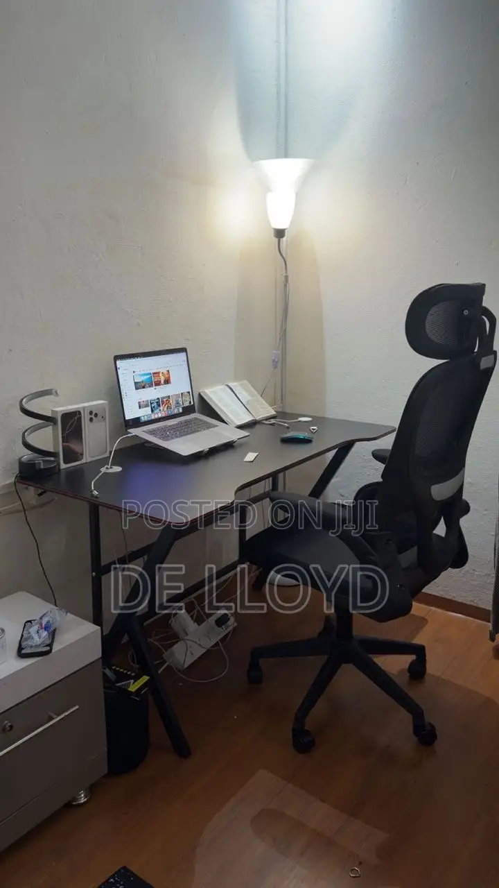 140 Cmtable and Office Chair