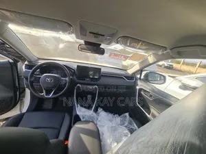 Toyota RAV4 XLE AWD 2023 White