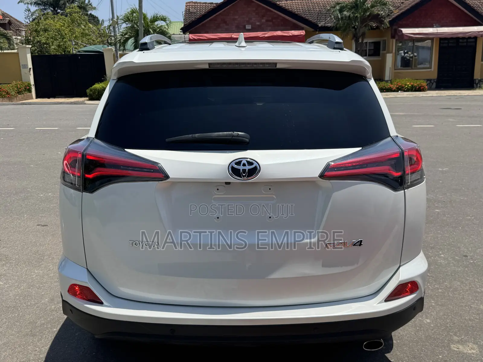 Toyota RAV4 XLE 4dr SUV AWD (2.5L 4cyl 6A) 2018 White